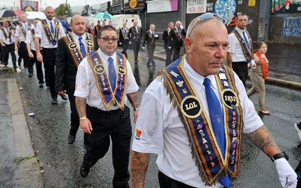 У Белфасті сталися сутички між католиками та англіканцями напередодні початку серії традиційних парадів протестантів. / © AFP