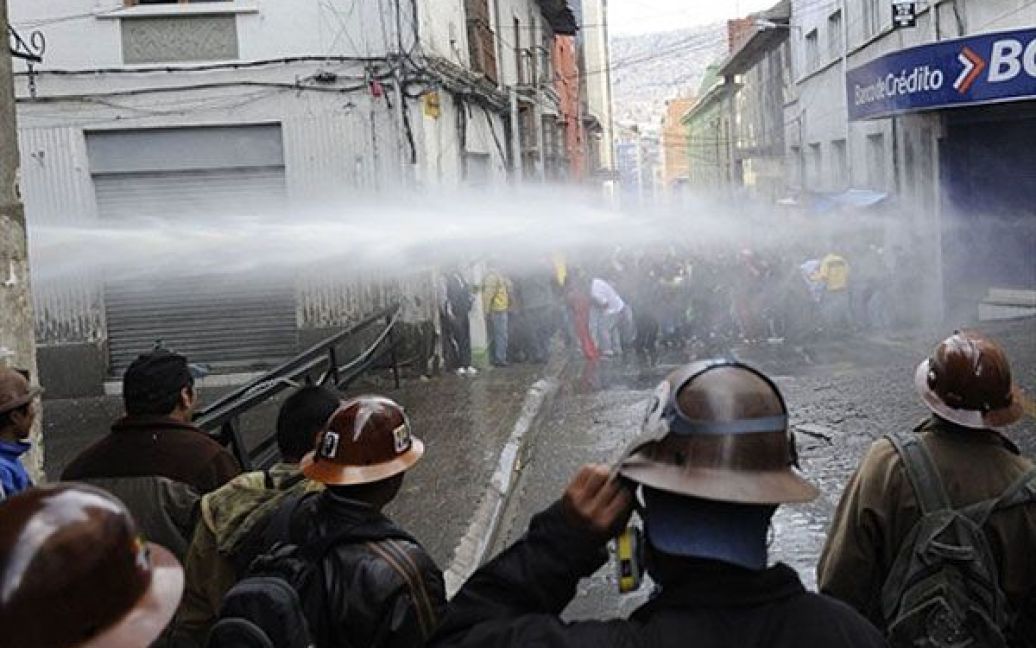 Болівія, Ла-Пас. Спецназівці розганяють водометами шахтарів, які вийшли на безстроковий страйк і намагалися пройти маршем до площі Мурільо у місті Ла-Пас. / © AFP