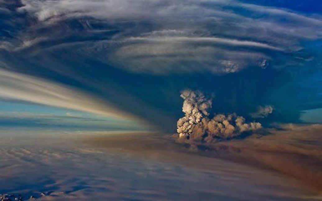 Вулкан викинув стовп диму і попелу заввишки близько 20 кілометрів. / © bigpicture.ru