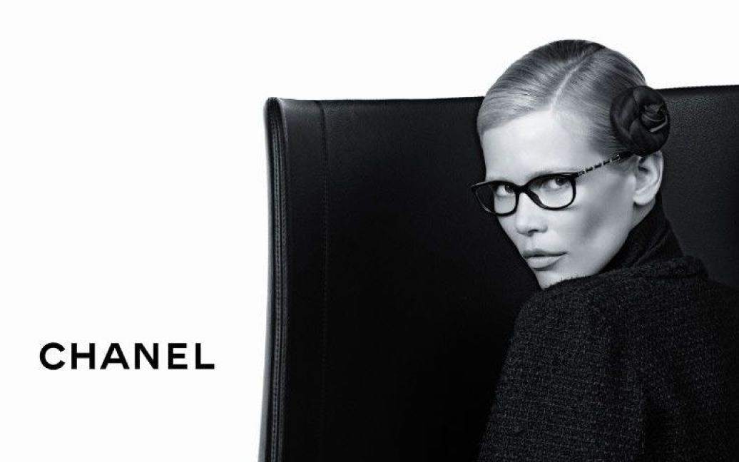 Клаудія Шиффер в окулярах з колекції Chanel Eyewear 2011 / © 