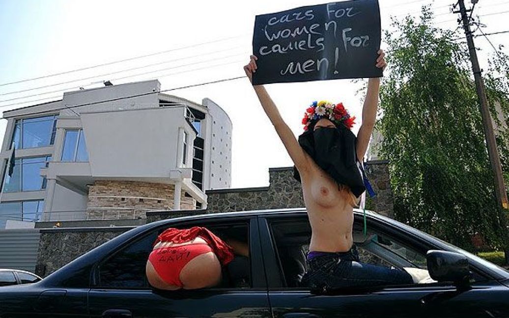 Жіночий рух FEMEN провів в Києві топлес-акцію протесту "Дай дорогу!". / © Жіночий рух FEMEN