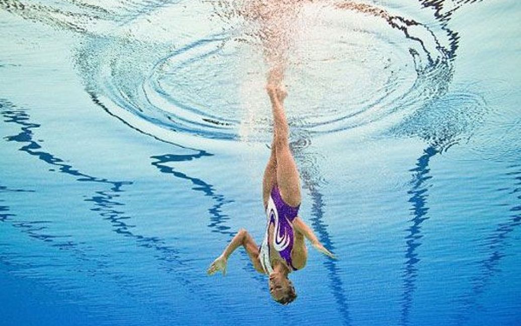 Китай, Шанхай. Британська спортсменка Дженна Рендалл виступає під час кваліфікаційних індивідуальних змагань з синхронного плавання на чемпіонаті світу в Шанхаї. / © AFP