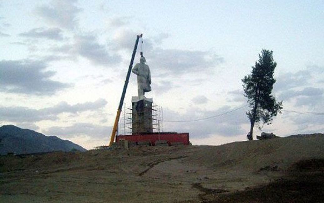 Таджикистан, Худжанд. 12,5-метрову статую Володимира Леніна знімають з п&#039;єдесталу в другому за величиною місті Таджикистану Худжанд. Найвища в Центральній Азії статуя Леніна буде переміщена в парк на околиці міста. / © AFP