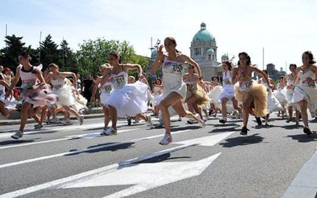 Сербія, Белград. Сербські жінки беруть участь в марафоні у весільних сукнях, який провели в центрі Белграда. Понад п&#039;ятдесят "наречених" взяли участь у щорічній гонці, змагаючись за численні призи. / © AFP