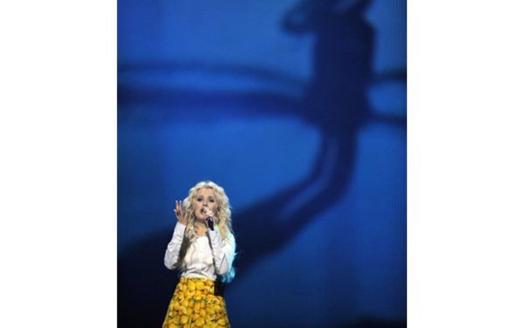 Німеччина, Дюссельдорф. Українська співачка Міка Ньютон відпрацьовує свій номер, який вона представить у другому півфіналі Міжнародного пісенного конкурсу "Євробачення". / © AFP