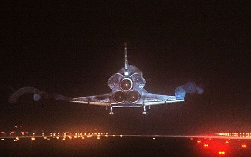 США, космічний центр Кеннеді. Космічний човник Atlantis після виконання останньої 13-денної місії приземляється у космічному центрі Кеннеді, Флорида. Цей політ човника Atlantis завершив 30-річну програму космічних човників у США. / © AFP