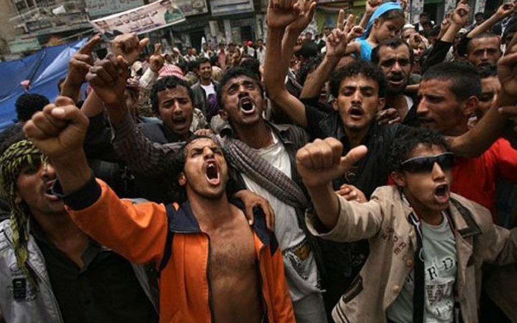 Ємен, Сана. Тисячі єменців вийшли на вулиці для участі в антиурядовій демонстрації у столиці країни Сані. Демонстранти вимагають повалення президента Ємену Алі Абдалли Салеха, який перебуває в Саудівській Аравії на лікуванні після замаху на нього. / © AFP