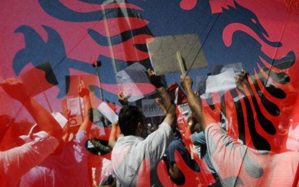 Сербія, Пріштина. Албанські мешканці Косово тримають албанські прапори під час акції протесту в Пріштині. Тисячі людей в Пріштині протестували проти корупції в уряді. / © AFP