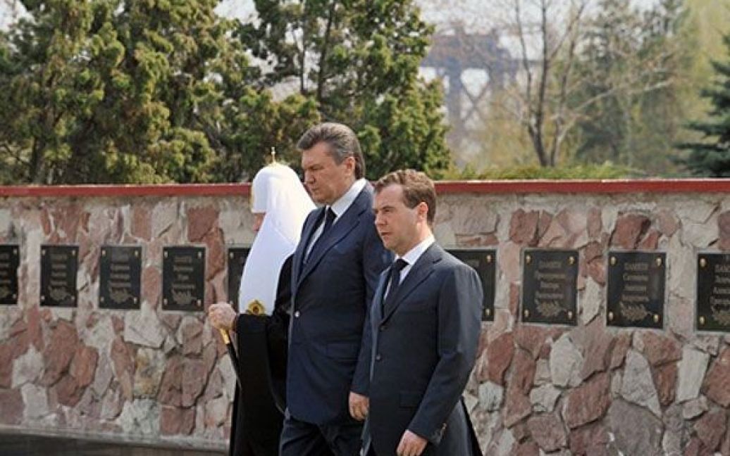 Віктор Янукович та Дмитро Мєдвєдєв відвідали меморіальний комплекс "Зірка Полин" / © 