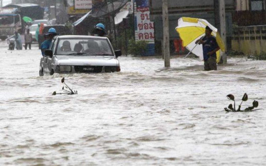 Безперервні зливові дощі на півдні Таїланду викликали катастрофічну повінь, від якої постраждав понад 1 мільйон осіб. / © monstersandcritics.com