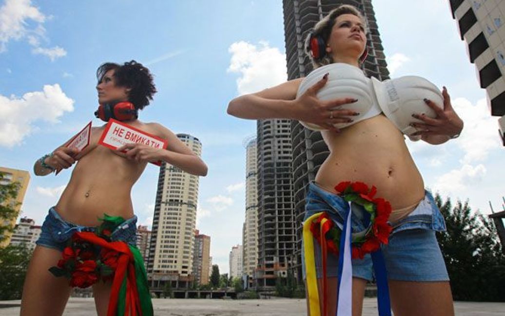 Жіночий рух FEMEN провів на київській довгобудові топлес-протест "Голі стіни". / © Жіночий рух FEMEN