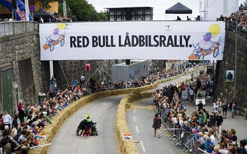 В Стокгольмі провели перегони на саморобних "мильницях" Stockholm Red Bull Soapbox 2011. / © AFP