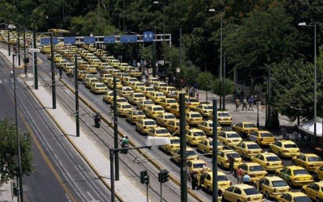 Таксисти страйкують проти рішення уряду скасувати обмеження на видачу ліцензій, що може зробити їх банкрутами. / © AFP