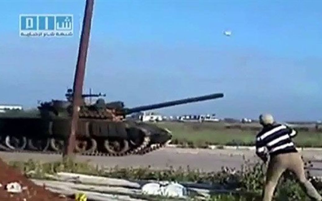 Сирія, Дараа. Кадри з відео каналу AFPTV: сирійській чоловік кидає каміння у танки, які ввели до міста Дараа. Під час захвату міста військами загинули щонайменше 25 осіб. / © AFP