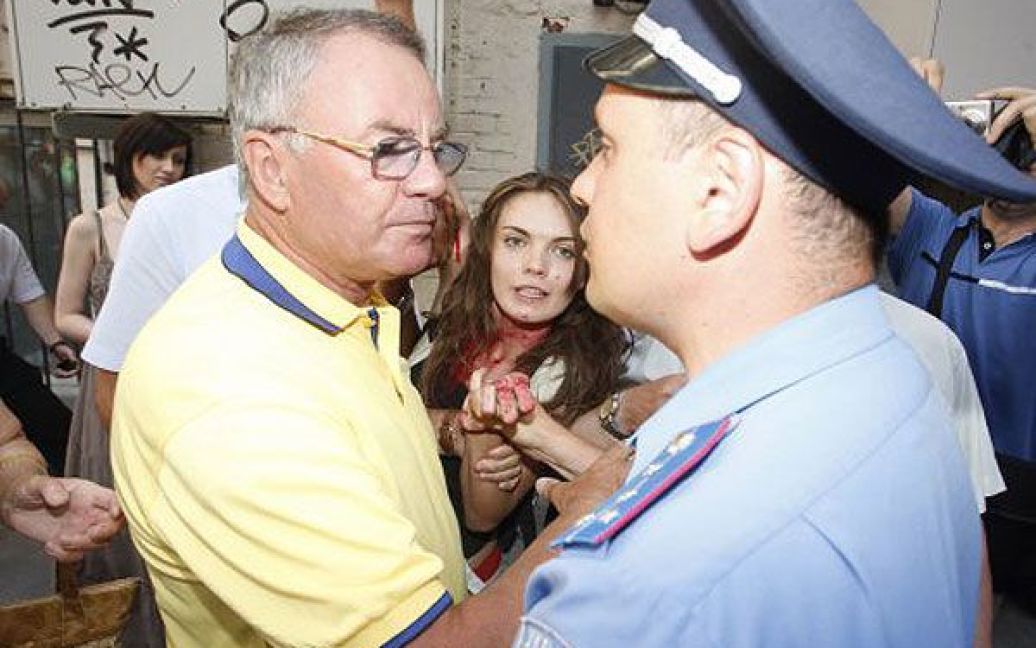Народний депутат від БЮТ Володимир Яворівський захищав дівчат від міліціонерів, які спробували затримати феміністок. / © 