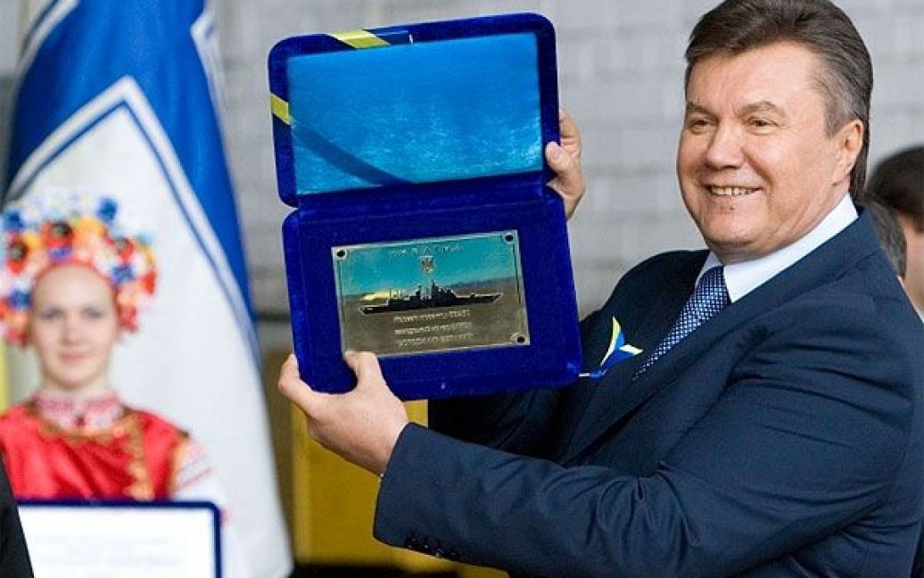 Янукович встановив закладну дошку на блок корабля, отримав копію дошки на згадку / © President.gov.ua