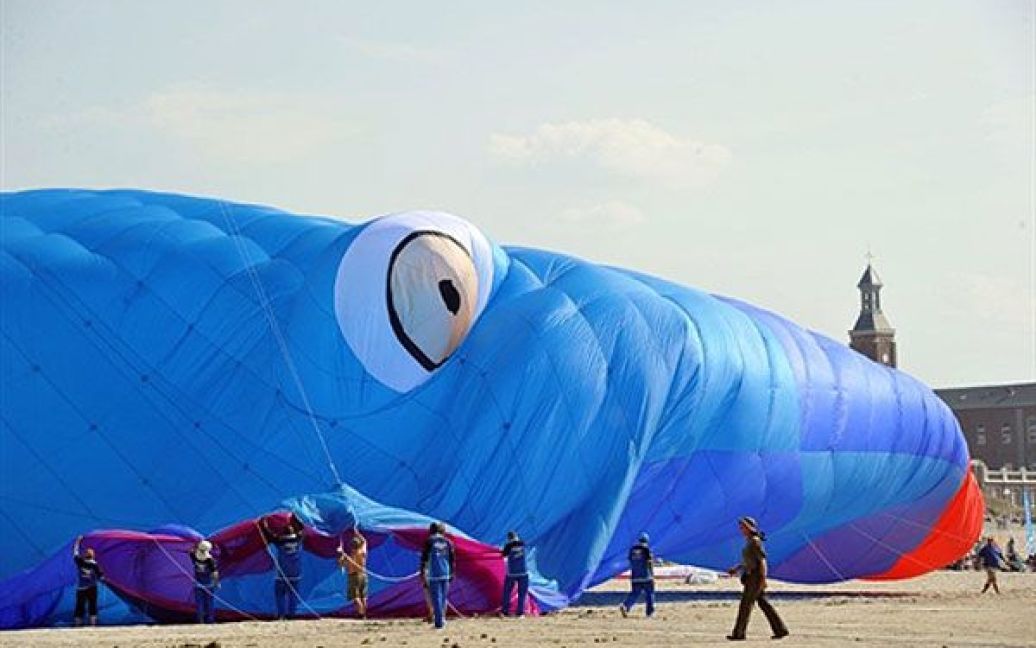 На 25-му Міжнародному фестивалі кайтів у Франції провели запуск найбільшого у світі повітряного змія / © AFP