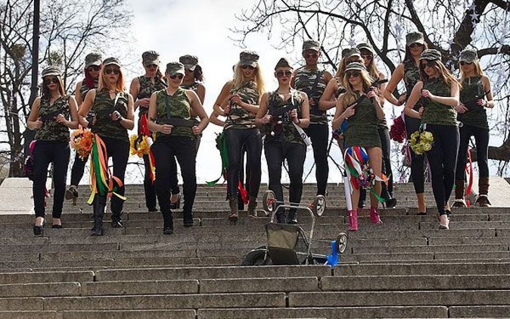 Рух FEMEN присвятив акцію "Фашизофренія" у Києві Міжнародному дню визволення в&#039;язнів фашистських концтаборів. / © Жіночий рух FEMEN