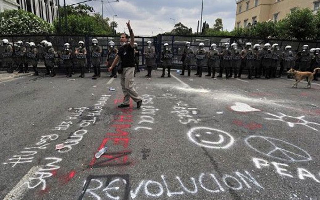 В Афінах (Греція) тривають масові антиурядові акції протесту, які розганяє поліція. / © AFP