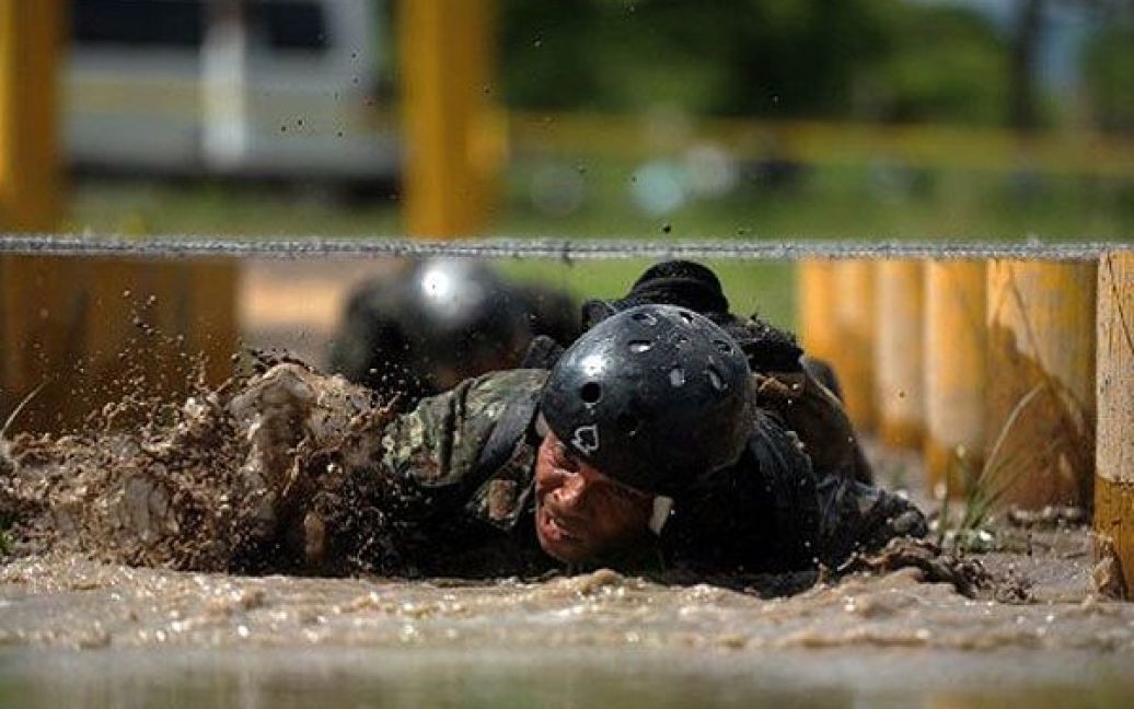 Сальвадор, Сан-Сальвадор. Член елітного бразильського спецпідрозділу бере участь в тренуванні "Commando 2011" у Сан-Сальвадорі. 25 команд з країн південної півкулі, до складу яких входять члени елітних підрозділів по боротьбі з тероризмом та організованою злочинністю, зібрались у Сальвадорі. / © AFP