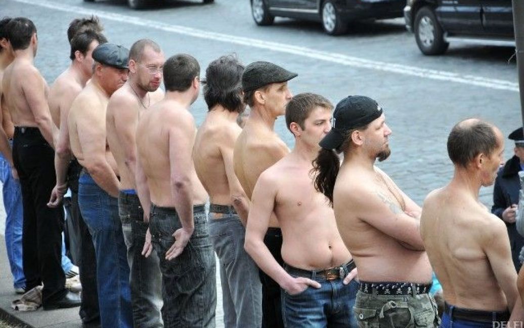 Надихнувшись прикладом епатажних FEMENісток, під стінами Кабміну оголилися чоловіки. / © DELFI