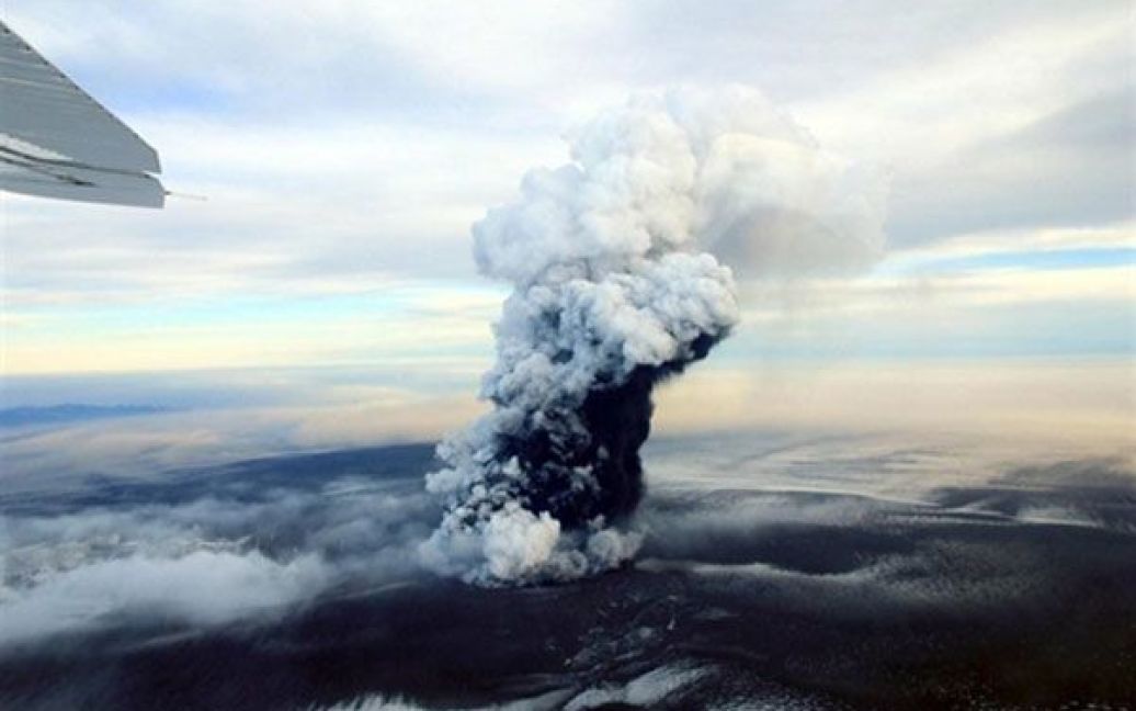 Ісландія, Рейк&#039;явік. Попіл та дим піднімаються з кратеру вулкана Грімсвотн. Через виверження вулкана повітряний рух у частині Норвегії та Швеції був перекритий. / © AFP
