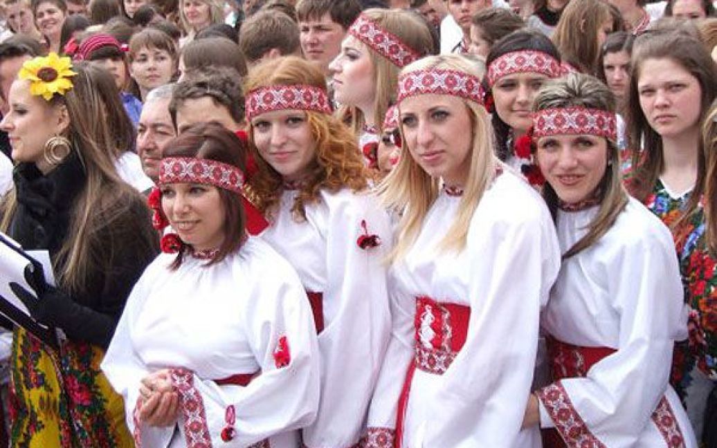На площі працювала гіннесівська лічильна комісія, яка встановить, чи увійдуть чернівчани в історію та чи перевершать вже існуючий рекорд України у 3 тис. 228 людей, котрі зібралися у вишиванках в одному місці. / © УНІАН
