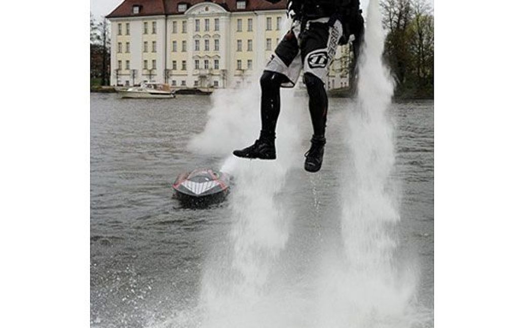 Німеччина, Берлін. Чоловік піднімається над річкою Шпреє за допомогою пристрою Jetlev-Flyer. Новий розважальний пристрій, залежно від ваги пілота, може досягати висоти до десяти метрів. / © AFP