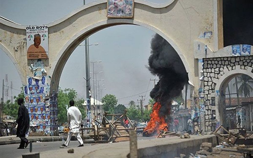 Нігерія, Баучі. Місцеві жителів перетинають вулицю, де забарикадувалися нігерійські повстанці. Гудлак Джонатан був оголошений переможцем президентських виборів у Нігерії, що спричинило напруженість і призвело до кривавих подій. / © AFP
