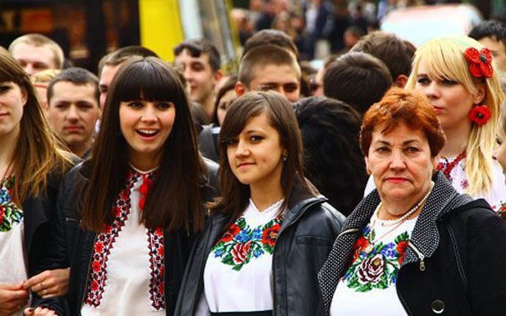 У Чернівцях спробували встановити новий рекорд України за кількістю людей, одночасно одягнених у вишиванки. / © УНІАН