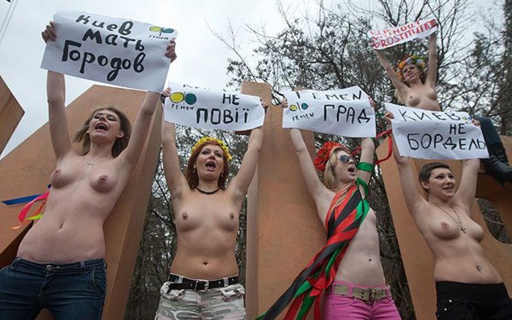Рух FEMEN провів топлес-акцію "Київ не бордель" / © Жіночий рух FEMEN
