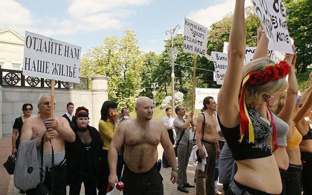 Рух FEMEN та ошукані інвестори будівництва провели в Києві акцію протесту перед Кабміном "Голі та ошукані" / © femen.livejournal.com
