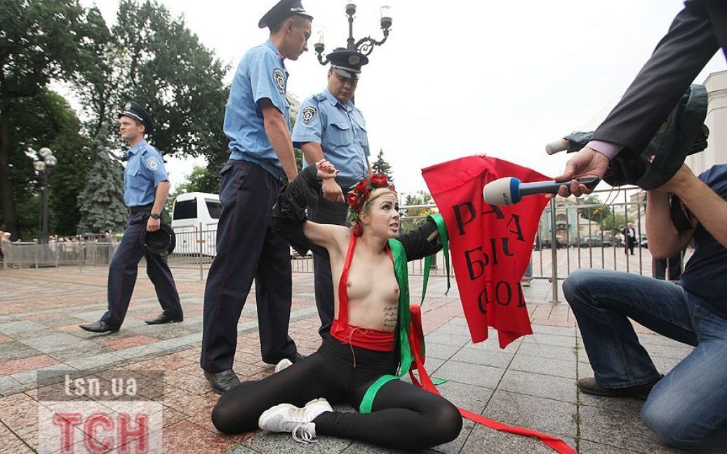 Активістки FEMEN влаштували під Верховною радою топлес-протест "Депутат, не бикуй!" проти пенсійної реформи. / © 