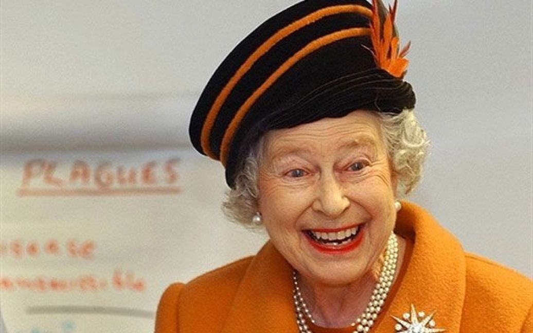 І якщо у виборі кольору королева Британії виявляє певну сміливість, то щодо фасону вона набагато консервативніша. / © AFP