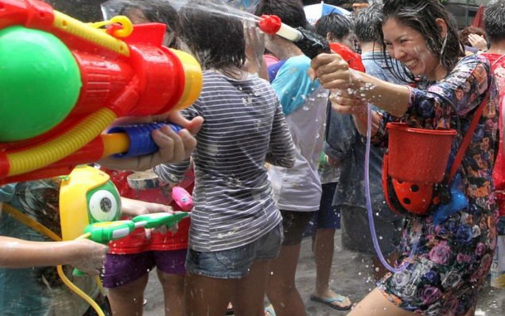 Обливання один одного водою є традиційним елементом святкування тайського Нового року. / © The Bangkok Post