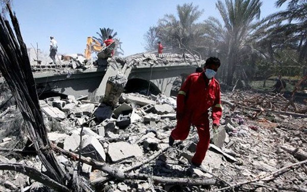 Лівійська Арабська Джамагирія, Сорман. Рятувальна команда оглядає пошкоджені будівлі маєтку Хувільді Хеміді, давнього товариша Муаммара Каддафі. Лівія заявила, що 15 осіб, включаючи трьох дітей, були вбиті в результаті авіаудару авіації НАТО. / © AFP