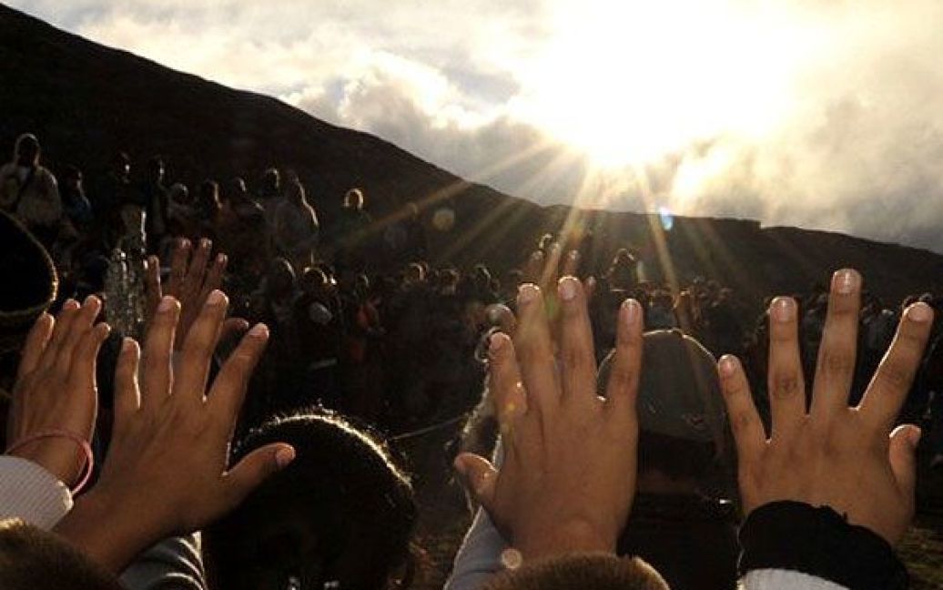 Болівія, Самайпата. Парафіяни піднімають руки до Сонця під час святкування Нового року Аймара на захід від міста Санта-Крус. / © AFP