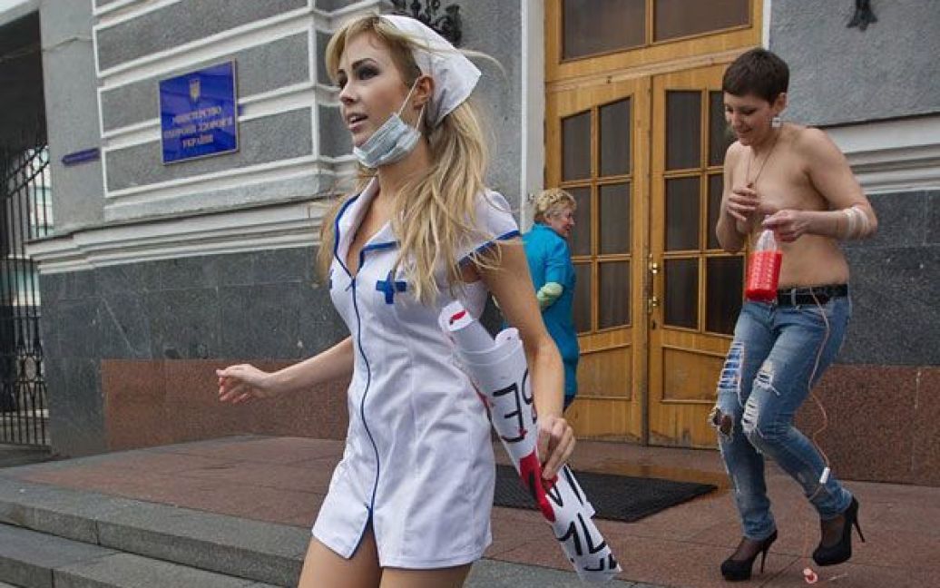 FEMEN вимагали від влади жорсткої розправи з медичною мафією і покращення медичного обслуговування. / © Жіночий рух FEMEN
