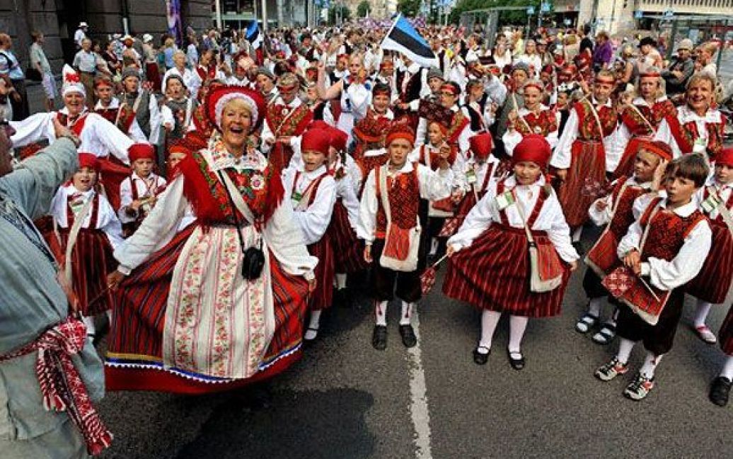 Естонія, Таллін. Люди у традиційних естонських костюмах беруть участь у святковому параді в Таллінні, який завершився виступом хору з 22239 співаків. / © AFP