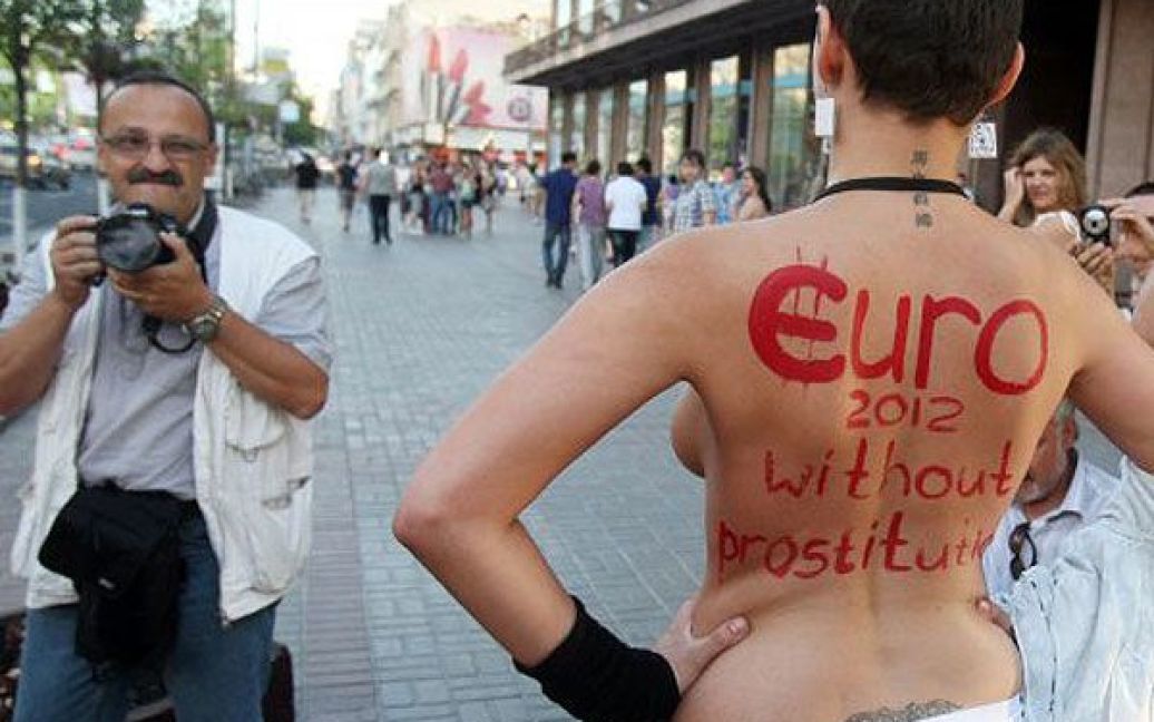 Активістка FEMEN влаштувала топлес-протест під час відкриття годинника зворотнього відліку до Євро-2012. / © УНІАН