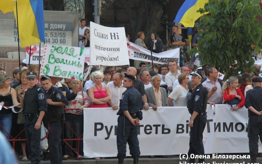 Перед Печерським судом в Києві, де слухається газова справа Тимошенко, зібралися тисячі прибічників екс-прем&#039;єра. / © bilozerska.livejournal.com