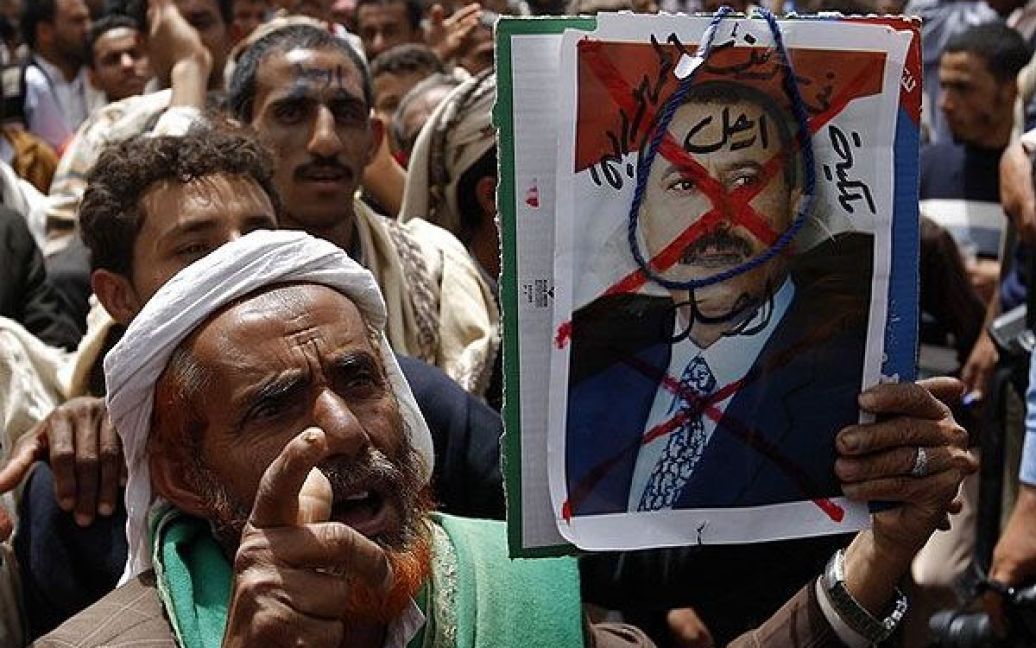 Ємен, Сана. Єменський антиурядовий демонстрант вигукує гасла перед портретом президента Ємену Алі Абдалли Салеха під час демонстрації, учасники якої закликали президента піти у відставку. / © AFP
