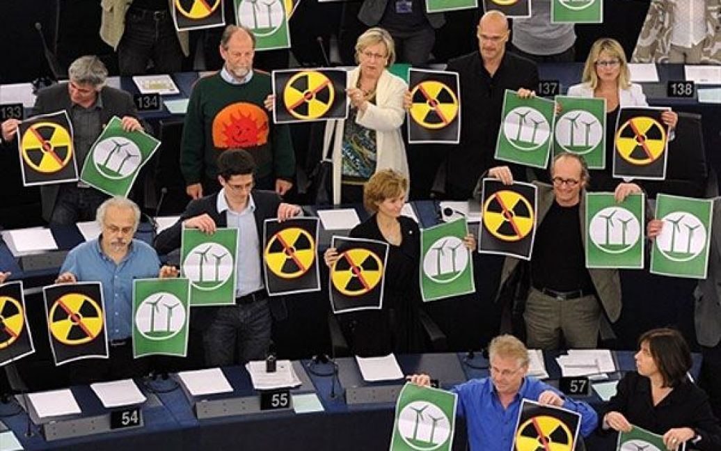 Франція, Страсбург. Депутати Європарламенту тримають плакати з перехрещеними ядерними знаками під час дискусії щодо наслідків аварії на АЕС "Фукусіма-1" в Японії, які пройшли у Європейському парламенті в Страсбургу. / © AFP