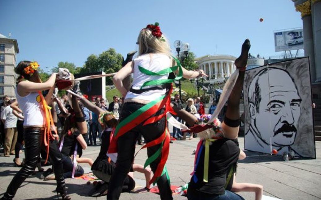 Дівчата з руху FEMEN у відвертих позах "рогаток" закидали яйцями і помідорами портрет президента Білорусі Олександра Лукашенка. / © Жіночий рух FEMEN