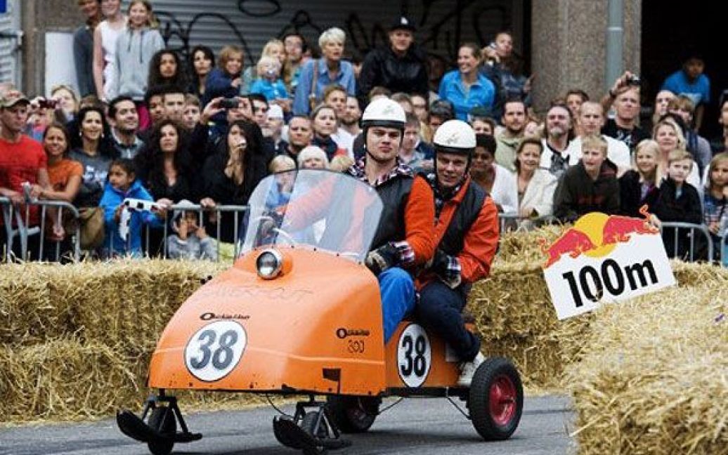 В Стокгольмі провели перегони на саморобних "мильницях" Stockholm Red Bull Soapbox 2011. / © AFP