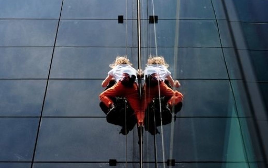 Туреччина, Стамбул. Французький альпініст, "людина-павук" Ален Робер забрався на 261-метровий хмарочос "Sapphire" в Стамбулі. Робер був запрошений на відкриття найвищої будівлі в Туреччині. / © AFP