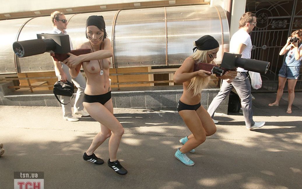Жіночий рух FEMEN провів перед будівлею посольства Грузії в Україні топлес-протест "No pictures - no democracy" на захист грузинських фотографів, яких звинуватили у шпигунстві. / © 