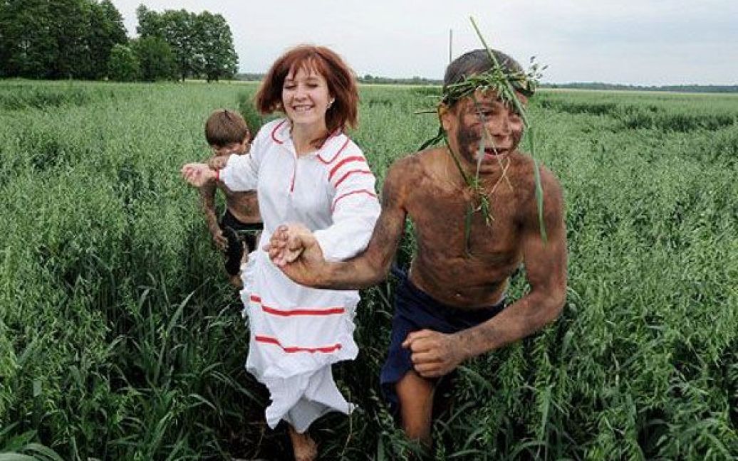 Білорусь, Загальє. Люди у традиційному одязі святкують язичницьке свято Русал&rsquo;є, присвячене русалонькам. За легендою, русалоньки навесні та влітку виходять з води і відвідують села, гуляють полями і луками. / © AFP