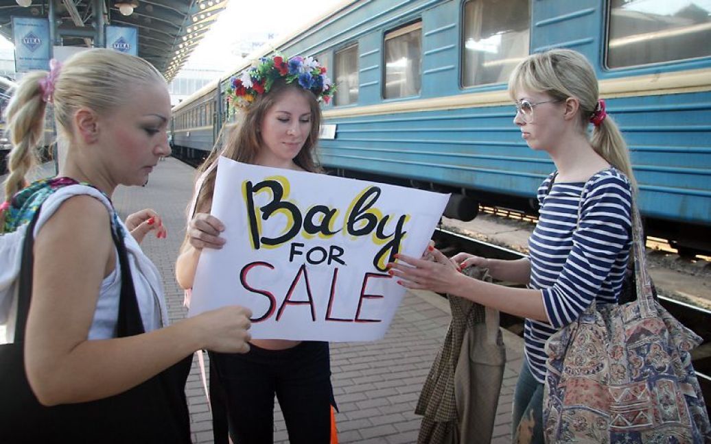 Моно-акцію жіночій рух FEMEN провів проти української суррогатно-породильної індустрії. / © femen.livejournal.com