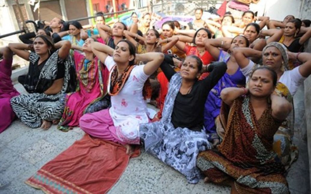 Індія, Ахмедабад. Індійські євнухи займаються йогою у центрі Ахмедабада. Вже більше 5 років близько 50 євнухів щодня займаються йогою центрі міста. / © AFP